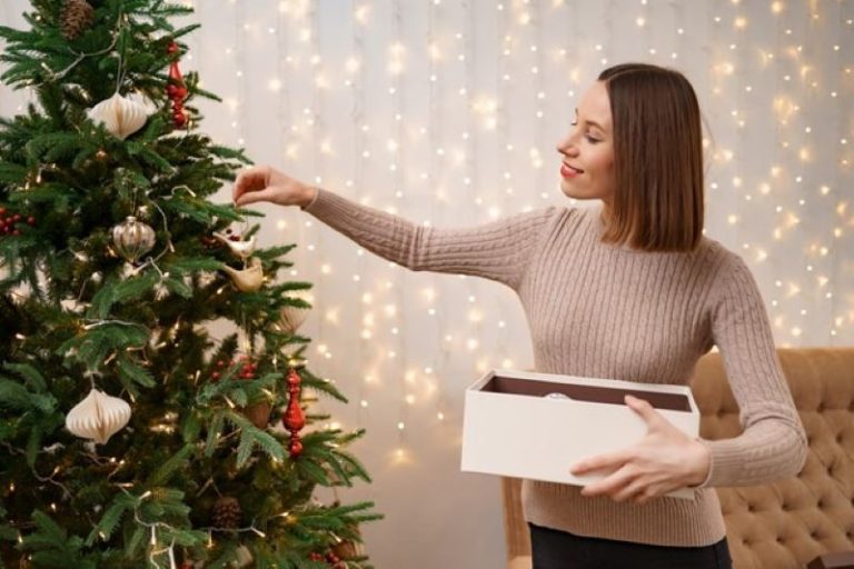 How to choose Pre-lit trees based on Christmas themes